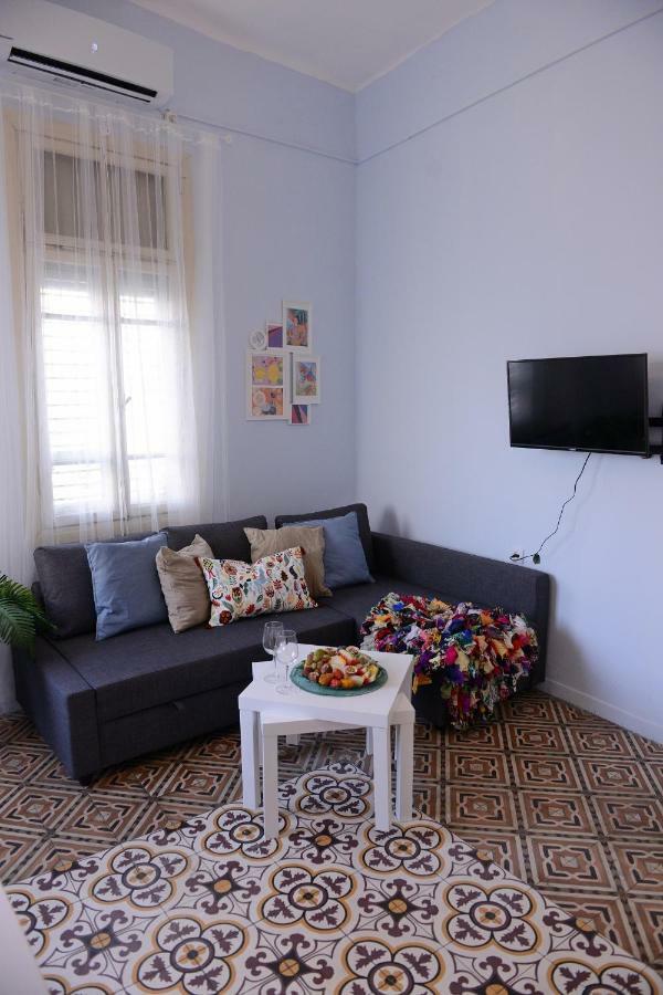 Trendy Apartments In The Heart Of Florentin With Free Netflix Tel Aviv Bilik gambar